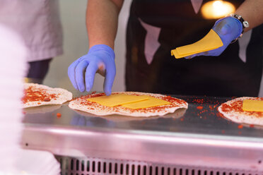 Frau am Marktstand füllt Tortilla-Wraps - AFVF00775