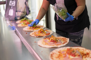 Frau am Marktstand füllt Tortilla-Wraps - AFVF00777