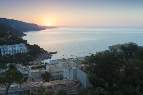 Spanien, Katalonien, Costa Brava bei Sonnenaufgang - SKCF00523