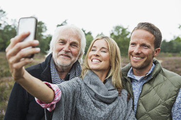 Mittlere erwachsene Frau fotografiert mit Fotohandy - CUF42755