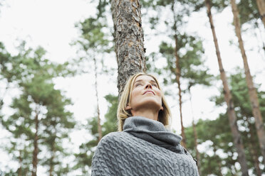 Mittlere erwachsene Frau im Wald, niedriger Winkel - CUF42764