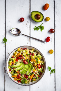 Schüssel Bulgursalat mit Paprika, Tomaten, Avocado, Frühlingszwiebeln und Petersilie - SARF03830