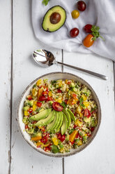 Schüssel Bulgursalat mit Paprika, Tomaten, Avocado, Frühlingszwiebeln und Petersilie - SARF03833