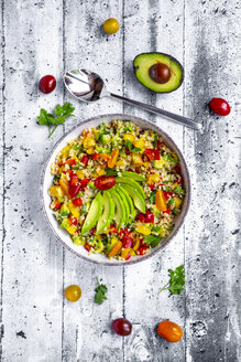 Schüssel Bulgursalat mit Paprika, Tomaten, Avocado, Frühlingszwiebeln und Petersilie - SARF03835