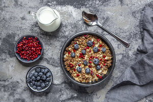 Schale Müsli mit Heidelbeeren und Granatapfelkernen - SARF03839