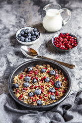 Schale Müsli mit Heidelbeeren und Granatapfelkernen - SARF03841