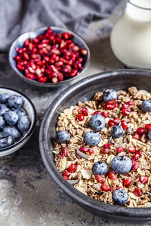 Schale Müsli mit Heidelbeeren und Granatapfelkernen - SARF03842