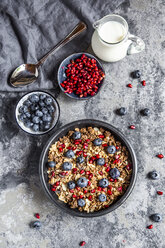 Schale Müsli mit Heidelbeeren und Granatapfelkernen - SARF03843