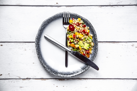 Bulgarischer Salat auf rundem Teller, Symbol für intermittierendes Fasten, lizenzfreies Stockfoto