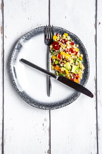 Bulgarischer Salat auf rundem Teller, Symbol für intermittierendes Fasten - SARF03845