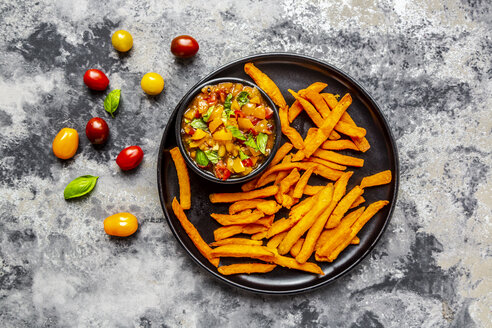 Hausgemachte Süßkartoffelpommes und eine Schale mit Tomaten-Basilikum-Dip - SARF03846