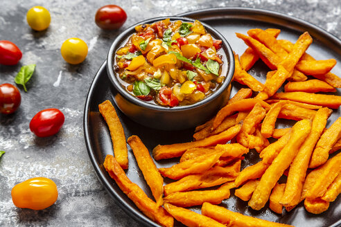 Hausgemachte Süßkartoffelpommes und eine Schale mit Tomaten-Basilikum-Dip - SARF03847