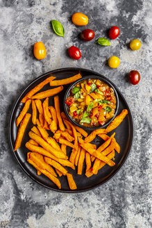 Hausgemachte Süßkartoffelpommes und eine Schale mit Tomaten-Basilikum-Dip - SARF03848