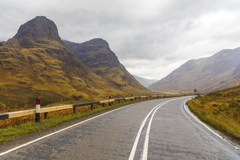 UK, Schottland, malerische Straße durch die Berge im schottischen Hochland bei Glencoe mit Blick auf die Three Sisters - WPEF00676