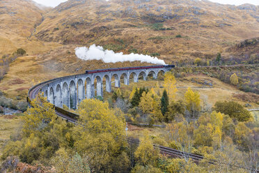 UK, Schottland, Highlands, Glenfinnan-Viadukt mit einem darüber fahrenden Dampfzug - WPEF00690