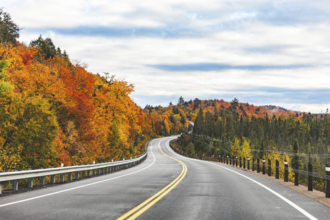 Kanada, Ontario, Hauptstraße durch bunte Bäume im Algonquin Parkgebiet, lizenzfreies Stockfoto