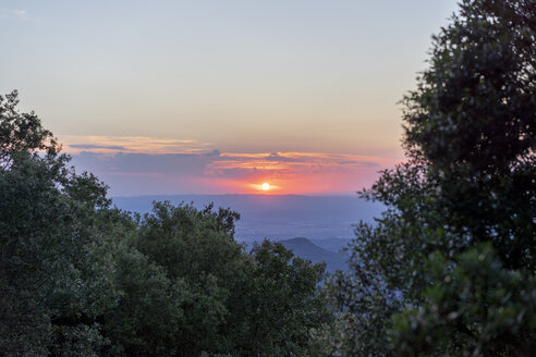 Spanien, Katalonien, Montserrat bei Sonnenuntergang - AFVF00801