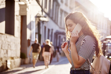 Young woman on cell phone in the city - ABIF00691