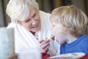 Großmutter füttert Enkel zum Frühstück - CUF42940