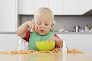 Kleinkind spielt mit Spaghetti - CUF42965