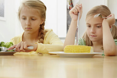 Mädchen stochern in Gemüse auf dem Teller - CUF42968