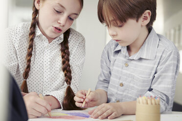 Mädchen und Junge zeichnen zusammen - CUF42981