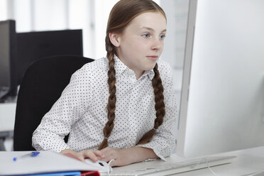 Mädchen benutzt Computer im Büro - CUF42989
