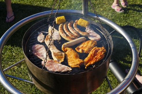 Treffen und Würstchen auf dem Grill - SIEF07835