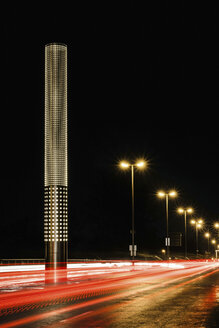 Verkehr auf Brücke bei Nacht, Augsburg, Bayern, Deutschland - CUF43027