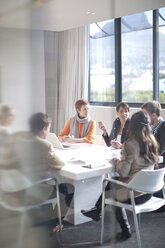 Geschäftsleute treffen sich am Konferenztisch - CUF43040