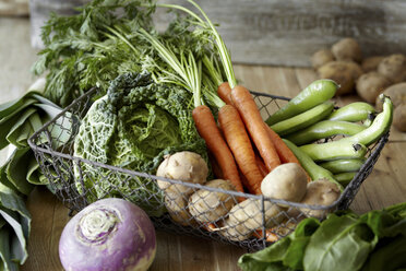 Selection of fresh vegetables in metal wire basket - CUF43045