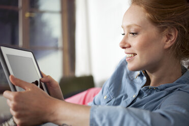 Junge Frau mit digitalem Tablet - CUF43056