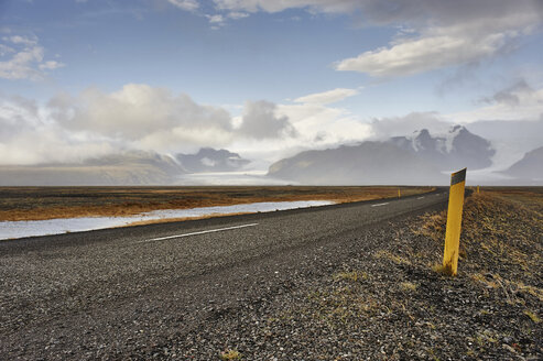 Straße mit dem Skaftafell-Gletscher im Hintergrund, Island - CUF43262