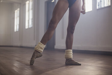 Graceful young female ballet dancer practicing in dance studio - HOXF03643