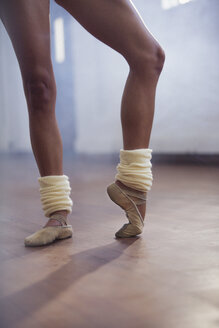 Balletttänzerin streckt ihre Zehen im Tanzstudio - HOXF03647