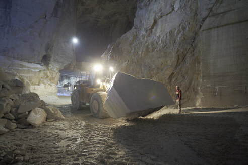 Arbeiter und Bagger in einem Marmorsteinbruch - CUF43331