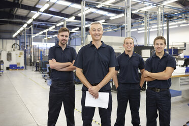 Porträt von vier Arbeitern in einer Maschinenfabrik - CUF43407