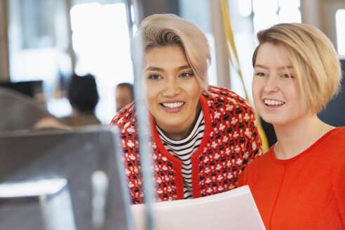 Kreative Geschäftsfrauen arbeiten am Computer im Büro - CAIF20984