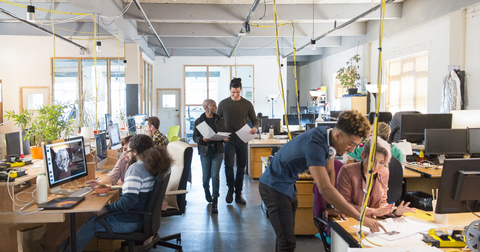 Kreative Geschäftsleute, die in einem Großraumbüro arbeiten, lizenzfreies Stockfoto