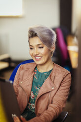 Lächelnde kreative Geschäftsfrau mit digitalem Tablet - CAIF20991