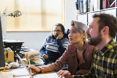 Kreative Geschäftsleute treffen sich im Büro - CAIF21006