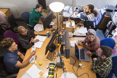 Kreative Geschäftsleute arbeiten, treffen sich an Computern und Laptops in einem Großraumbüro - CAIF21007