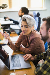 Kreative Geschäftsleute treffen sich, arbeiten am Laptop - CAIF21010