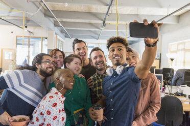 Kreatives Business-Team macht Selfie im Büro - CAIF21013