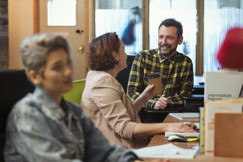 Kreative Geschäftsleute, die sich im Büro treffen und unterhalten - CAIF21030