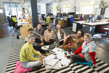 Porträt zuversichtlich, kreativ Business-Team Sitzung, Brainstorming im Kreis auf Büro-Etage - CAIF21048