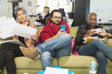 Kreative Geschäftsleute nutzen Smartphones im Büro - CAIF21052