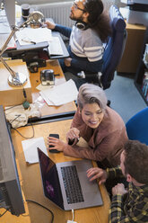 Kreative Geschäftsleute treffen sich, arbeiten am Laptop im Büro - CAIF21058