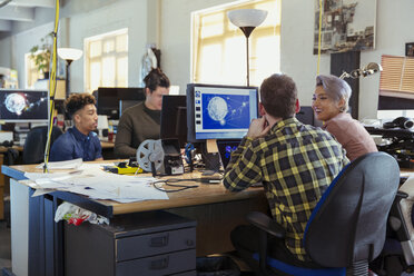 Kreative Geschäftsleute arbeiten an Computern in einem Großraumbüro - CAIF21099