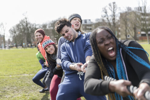 Entschlossenes Team zieht beim Tauziehen im Park am Seil - CAIF21115